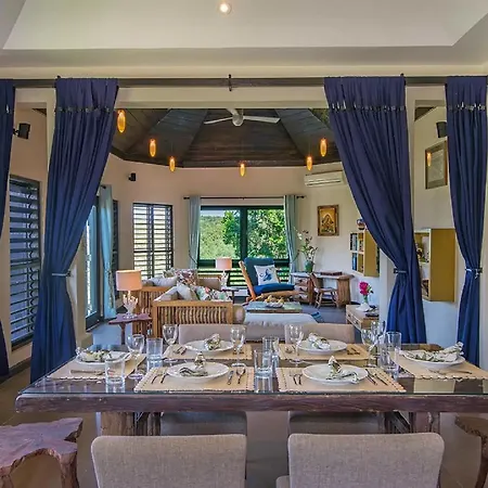 Luxury Villa Sleeps 6, Beach Access, Montego Bay